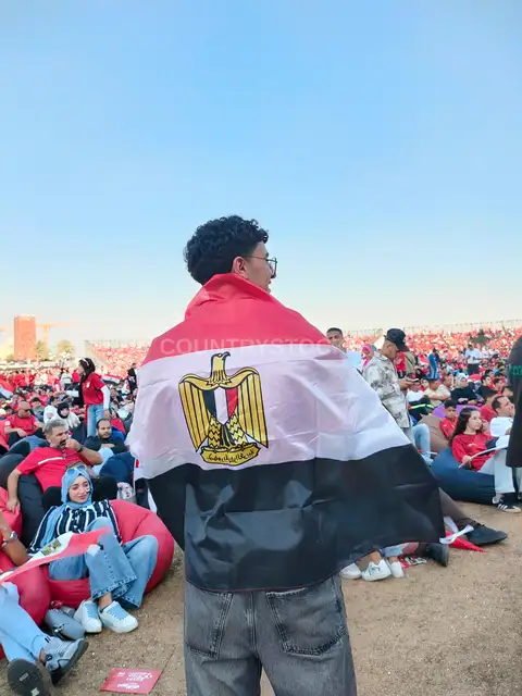 مشجع مصري ملفوف بالعلم في الفان زون القاهرة