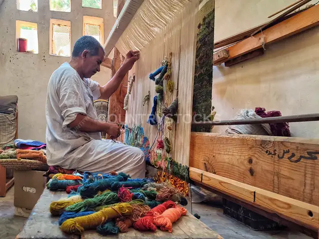 نسّاج السجاد المصري على النول المصري التقليدي