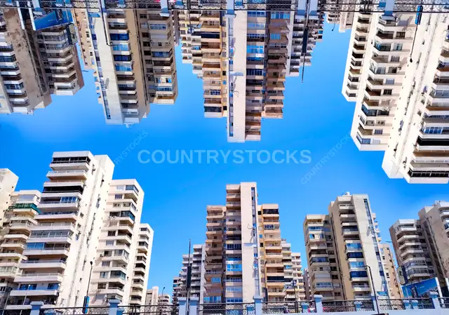 عمارات سكنية في الإسكندرية من زاوية منخفضة