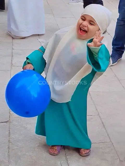 ضحكة من القلب بزي العيد الأخضر