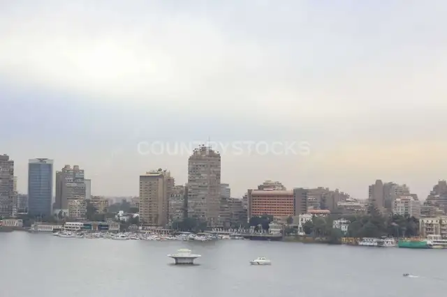 قوارب على نهر النيل ومنظر أفق القاهرة 2