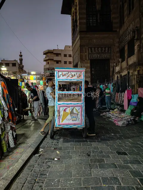 عربية بائع الآيس كريم في شارع الغورية بالقاهرة