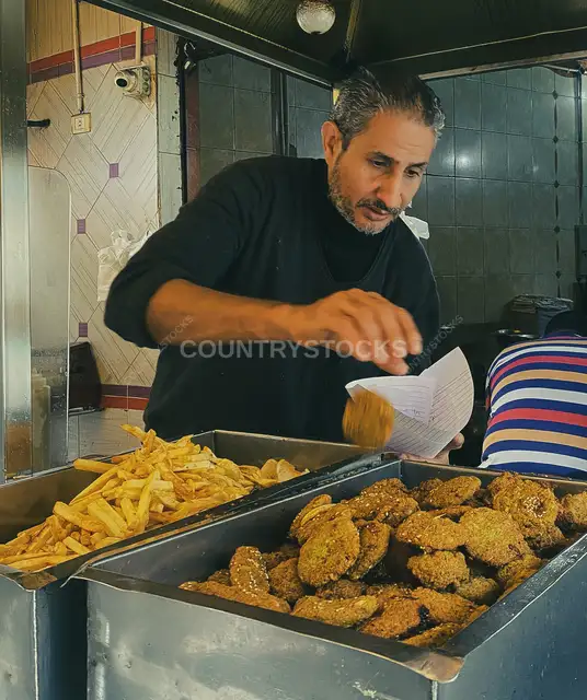 بائع فلافل في مطعم شعبي، كوم الدكة الإسكندرية