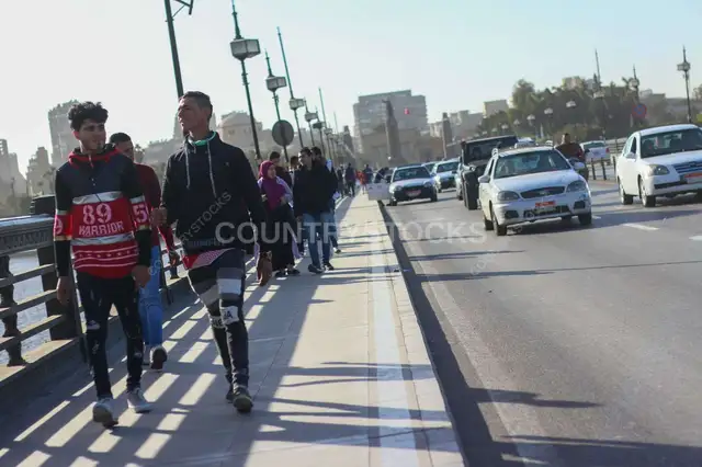 تنقّل يومي على كوبري قصر النيل في الشتاء