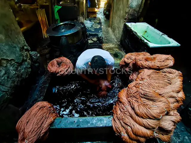 عامل يصبغ الغزل في مصبغة بالدرب الأحمر القاهرة
