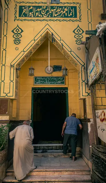 رجال يدخلون مسجداً في كوم الدكة، الإسكندرية