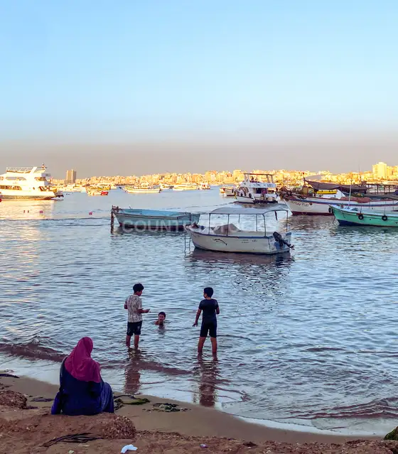 عائلة على كورنيش الإسكندرية، غروب ميناء بحري