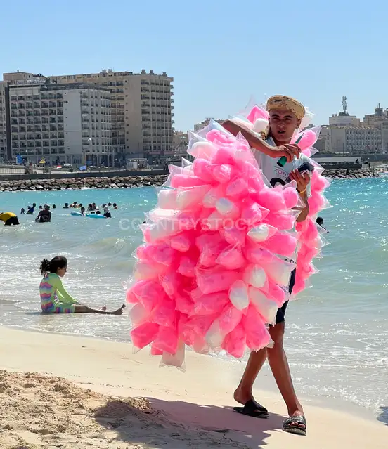 بائع غزل البنات على شاطئ مرسى مطروح