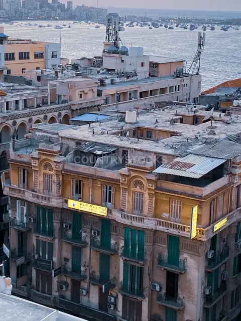 مبانٍ تاريخية تطل على ميناء الإسكندرية، محطة الرمل