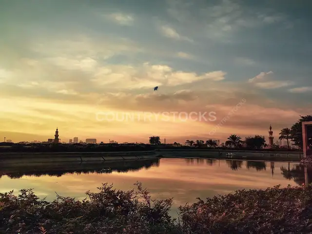 انعكاس غروب الشمس على بحيرة حديقة الأزهر، القاهرة