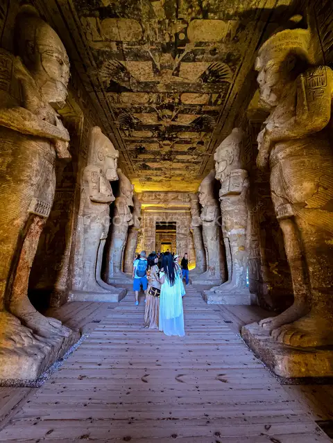 سياح داخل قاعة الأعمدة بمعبد أبو سمبل الكبير