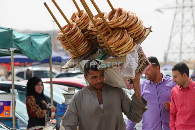 الباعة الجائلون في الشوارع والأسواق