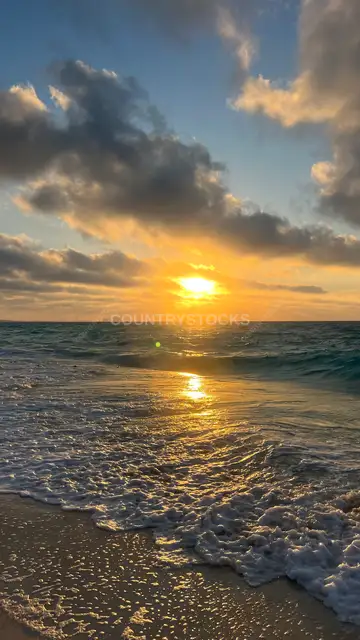 غروب الشمس على البحر المتوسط في جرين بيتش الإسكندرية