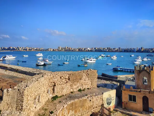 بانوراما ميناء الإسكندرية الشرقي وقوارب الصيد واليخوت من أسوار قلعة قايتباي