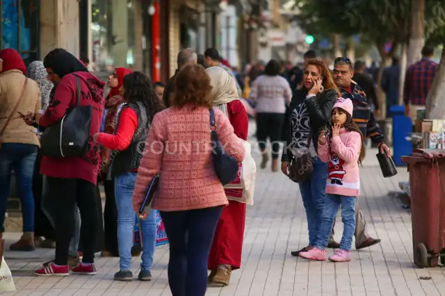 زحمة مسائية في شارع طلعت حرب وقت الكريسماس