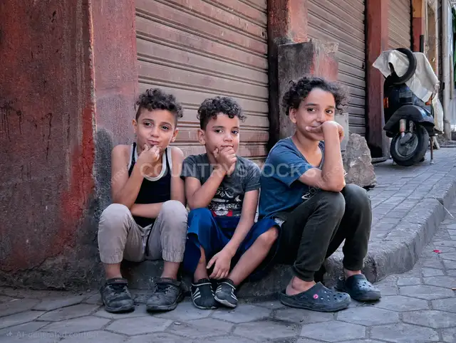 أطفال جالسون في شارع الدرب الأحمر، القاهرة