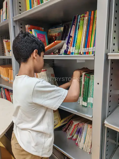 طفل يختار كتاباً من أرفف مكتبة في القاهرة