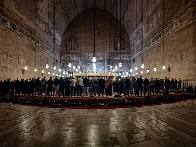 صلاة الجماعة داخل مسجد السلطان حسن بالقاهرة