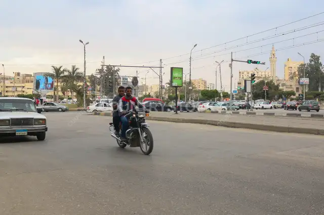 اتنين راكبين موتوسيكل في وسط القاهرة