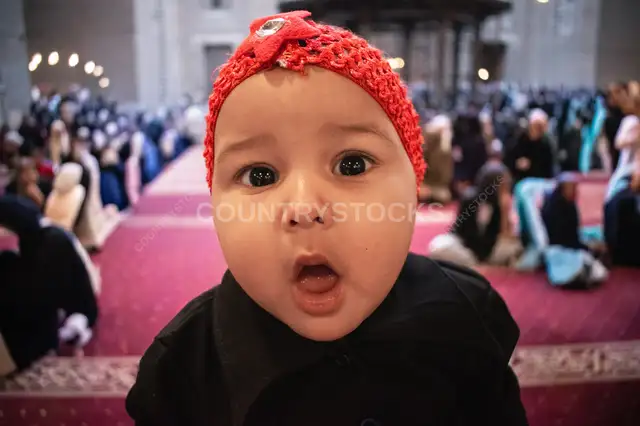 طفلة في صلاة العيد بمسجد السلطان حسن