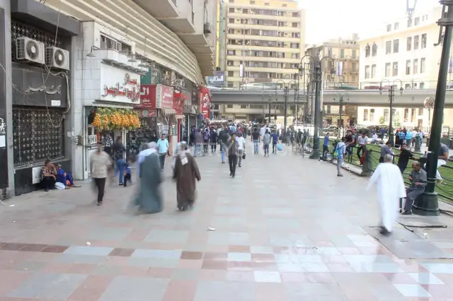 حياة شارع ميدان رمسيس ومشاة نهاراً في القاهرة