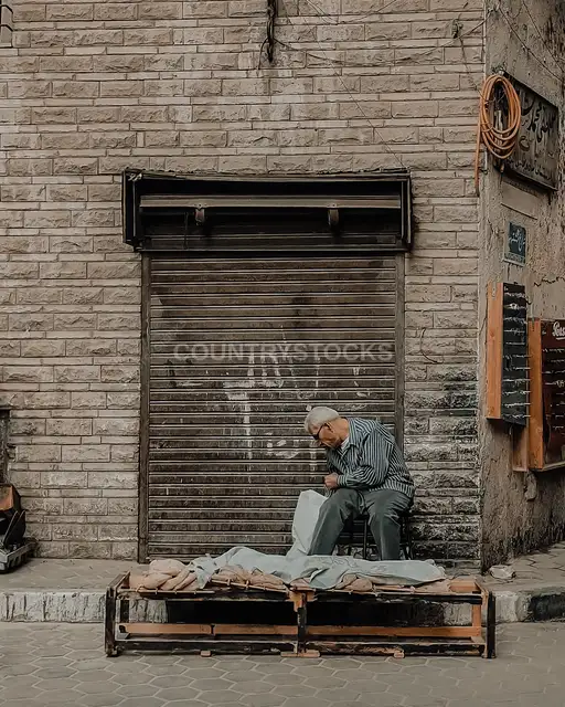 بائع عجوز بيبيع عيش بلدي في وسط البلد، القاهرة