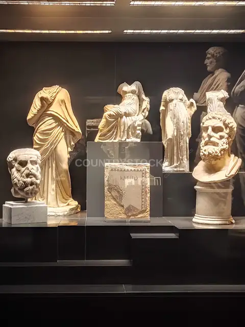 تماثيل رخامية ونصوص إغريقية في خزانة عرض بالمتحف اليوناني الروماني