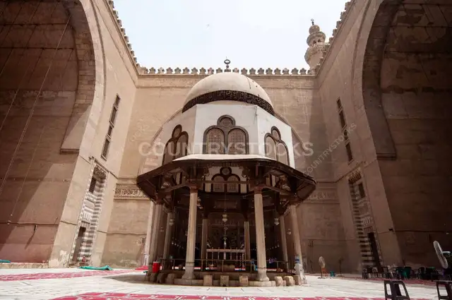 منظر داخلي لمسجد السلطان حسن 1