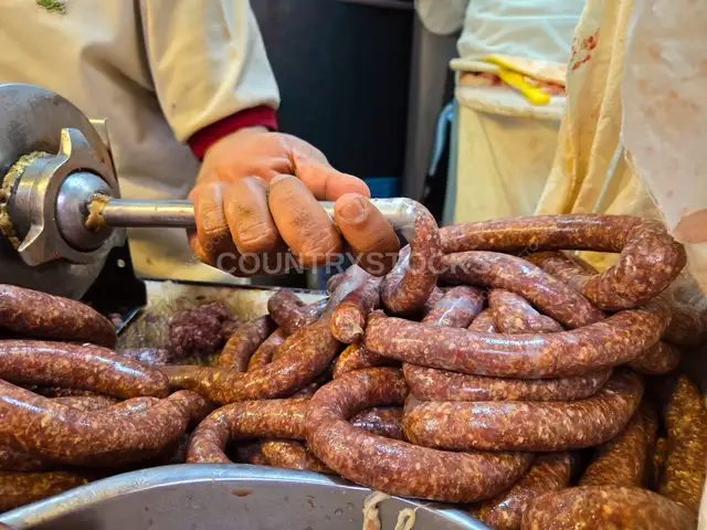 صناعة السجق في محل جزارة محلي
