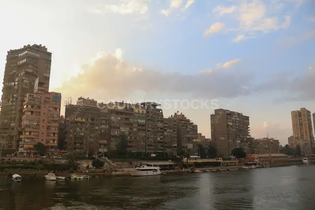 مباني سكنية على النيل في القاهرة وقت الغروب