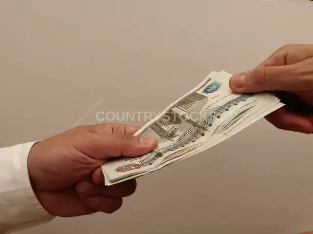 تبادل أوراق نقدية بالجنيه المصري بين يدين