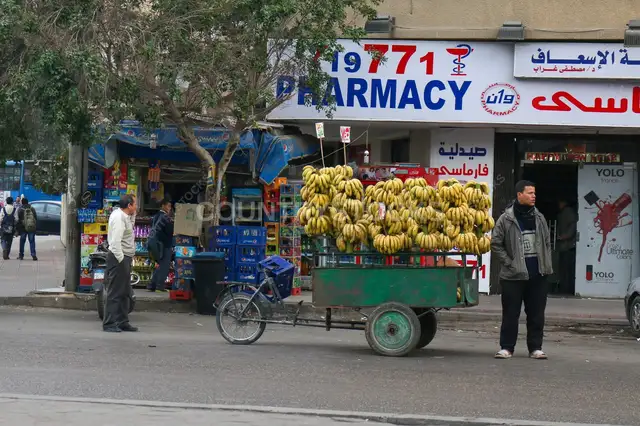 بياع موز بعربية في شارع بالقاهرة
