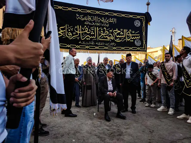 أيادٍ مرفوعة في الاحتفال الصوفي