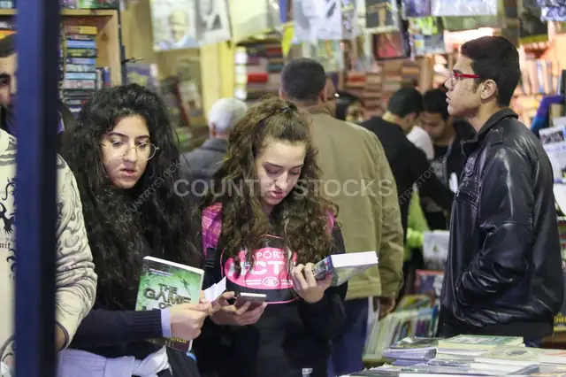 بنات بتطالع كتب في معرض القاهرة الدولي للكتاب 2017