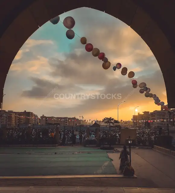 مشهد من قوس المسجد قبل صلاة العيد
