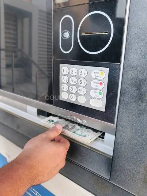 سحب نقود من ماكينة الصراف الآلي