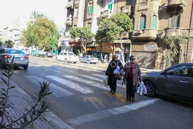 ٢ ستات بيعدوا شارع قصر العيني في وسط البلد