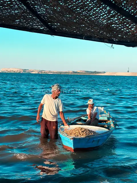 صيادون بقاربهم الخشبي على شاطئ النورس إسماعيلية