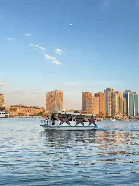 قارب مزخرف في نهر النيل، القاهرة