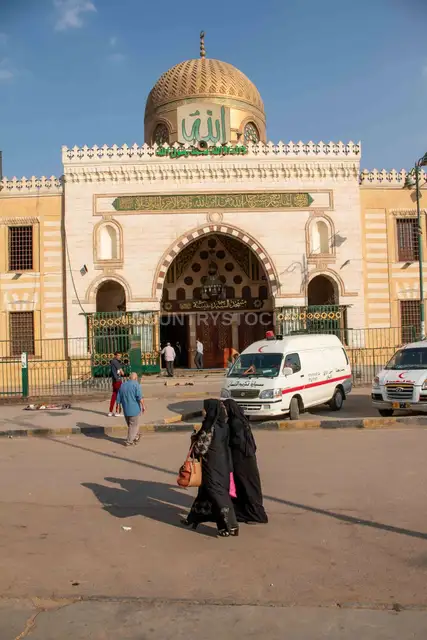 مدخل جامع السيدة نفيسة بالقاهرة والحياة اليومية