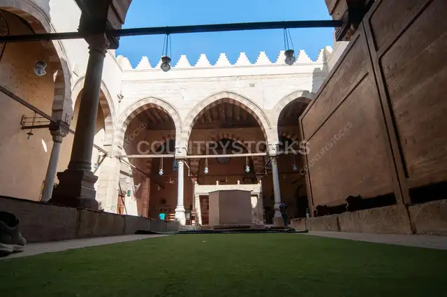 مسجد السلطان حسن – ممر حجري من الداخل في القاهرة القديمة