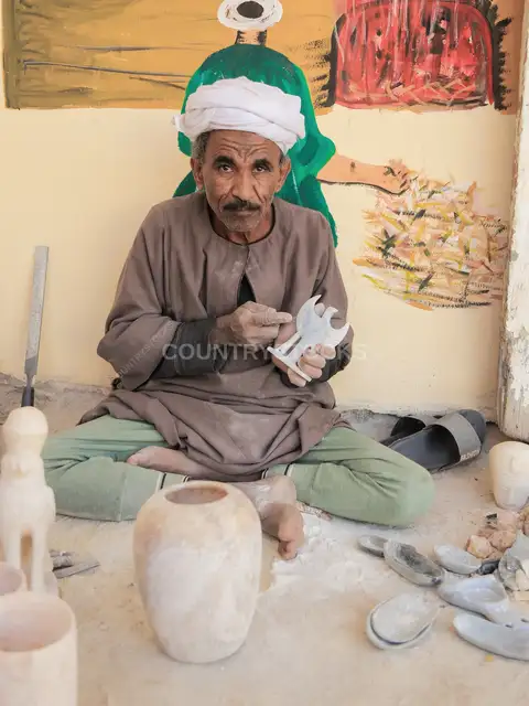 حرفي ألباستر مسن أثناء العمل في القرنة بالأقصر