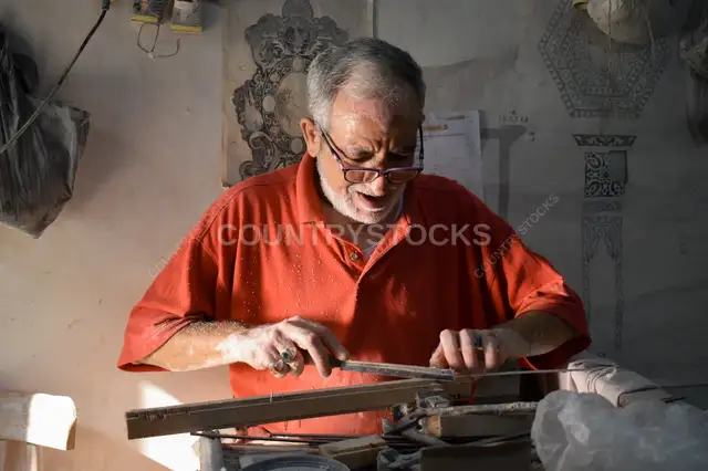 صانع علب الصدف في ورشته، شارع المعز القاهرة