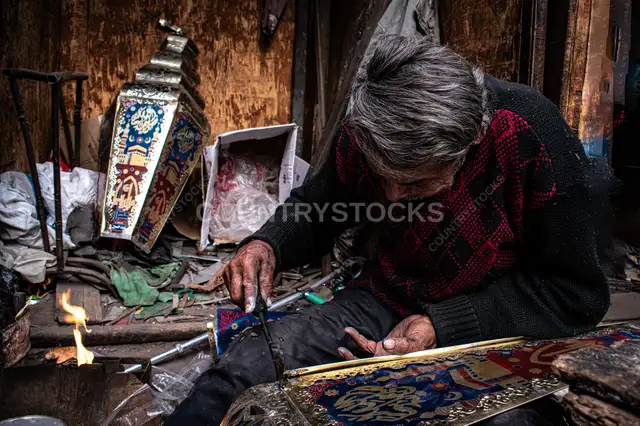 صانع فوانيس رمضان المصري التقليدي