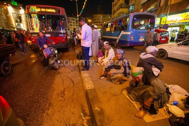 حياة الشارع بالليل في القاهرة