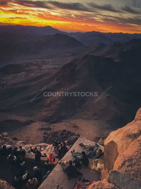 متسلقون يشاهدون غروب الشمس من قمة جبل سانت كاترين
