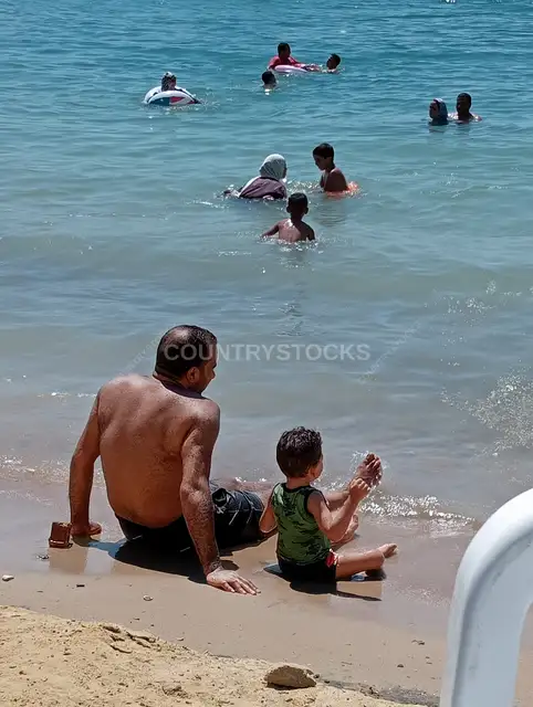 أب وطفله على شاطئ العصافرة، الإسكندرية