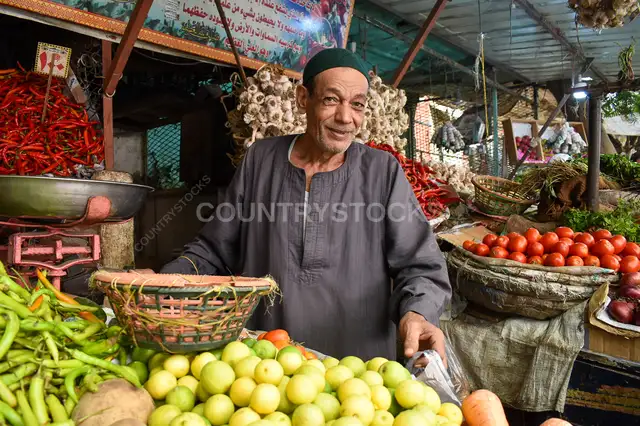 بائع خضروات في سوق الجمالية، القاهرة