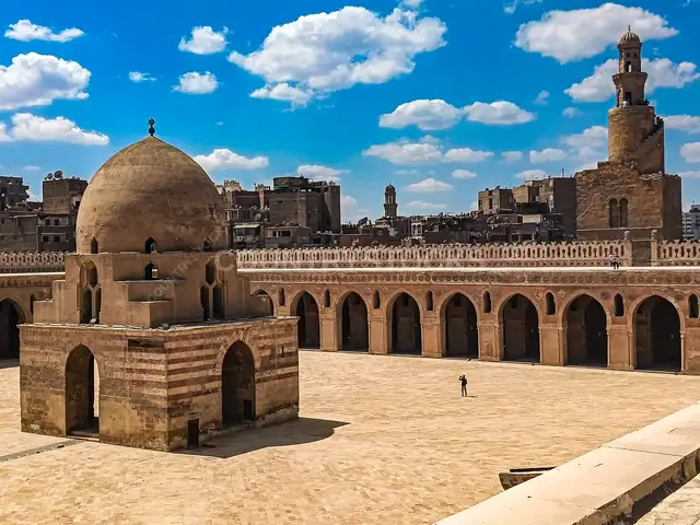 فناء مسجد أحمد ابن طولون والمئذنة، القاهرة