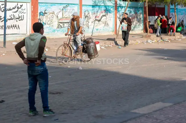 لبّان قاهري على عجلته بعبوات اللبن المعدنية